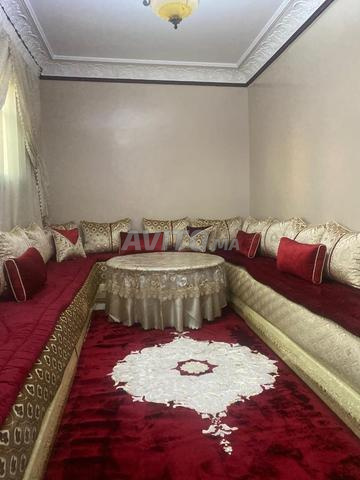 Literie neuve avec petits oreillers remplis, tout est neuf