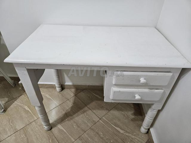 مكتب صغير عود في حالة جيدة