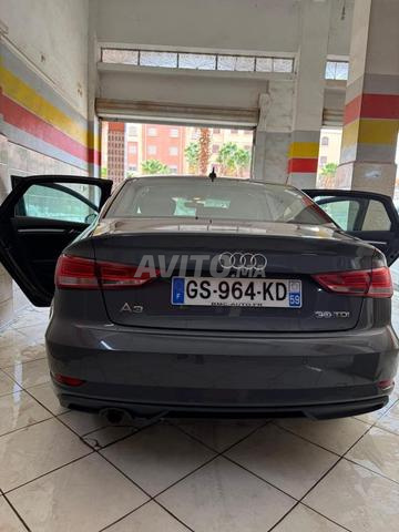 Voiture jeune et luxueuse pour les amateurs de l'industrie allemande