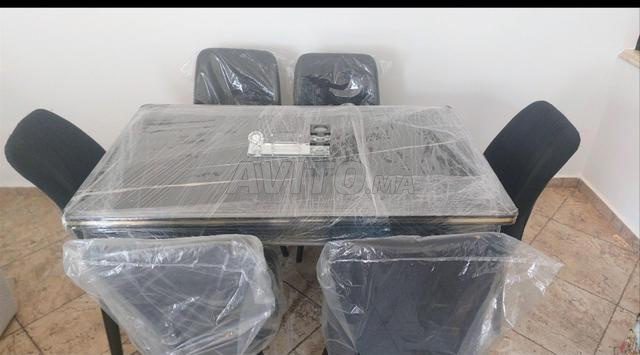 Table moderne neuve avec chaises