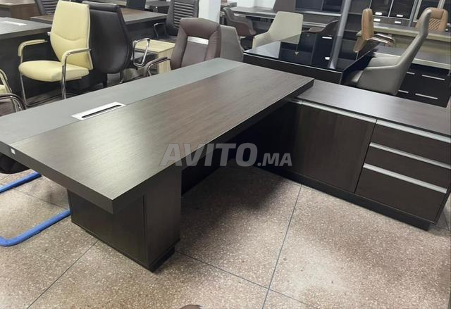 أثاث مكتبي عالي الجودة / مكتب