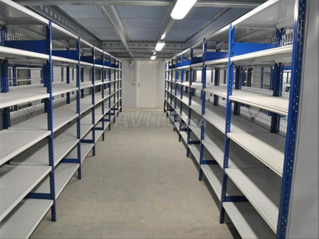 Rayonnage métallique léger a 5tablettes\vestiaire