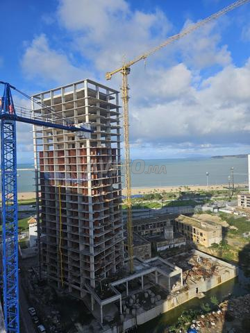 شقة بشرفة كبيرة مطلة على البحر