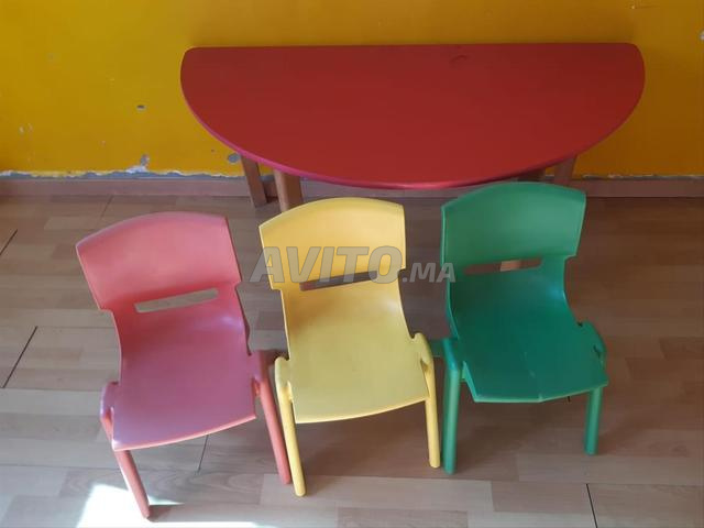 Table enfant semi-circulaire en bois