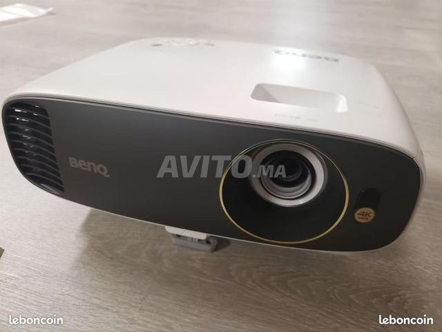 Benq W1720 - جهاز عرض فيديو 4K