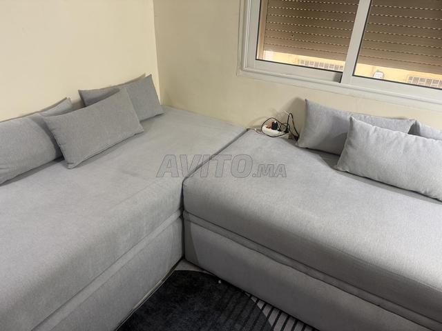 كنب على شكل حرف L مع مساحات تخزين وست وسائد