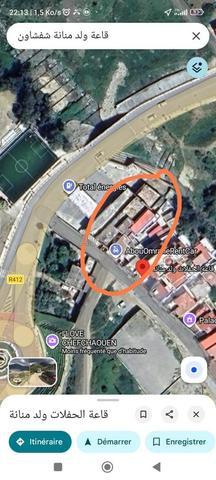 Petite maison modeste avec voisins