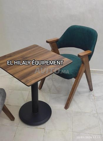 Chaise de café et table