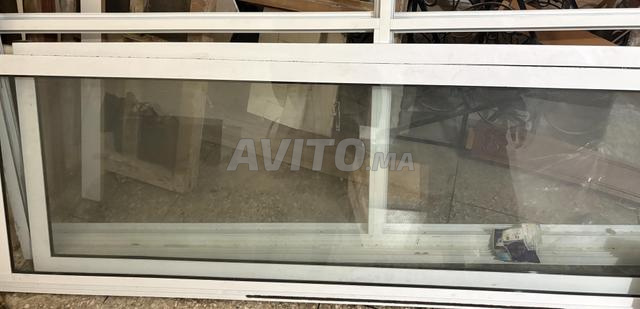 باب، واجهة عرض من الألومنيوم والزجاج