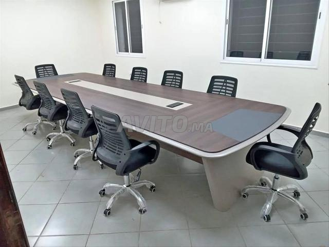 Table de réunion avec un design professionnel pour les entreprises et les administrations