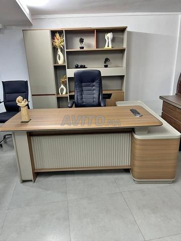 Bureau de direction d'excellente qualité avec une touche de luxe