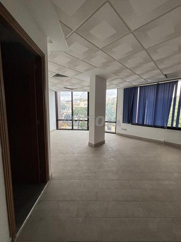 طابق مكاتب للإيجار في قلب المدينة - 2