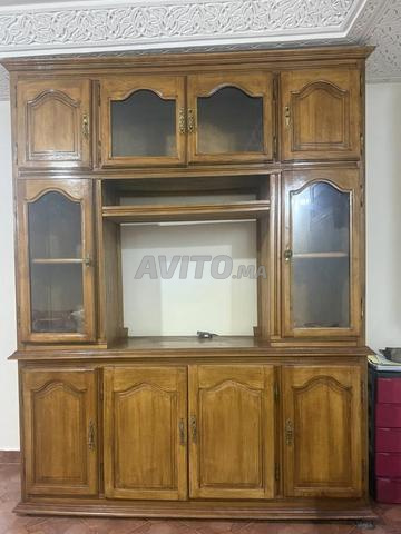 واجهة عرض كبيرة من الخشب مع أبواب زجاجية