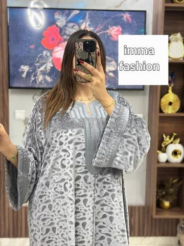 Kandoura élégante avec broderie et nœuds