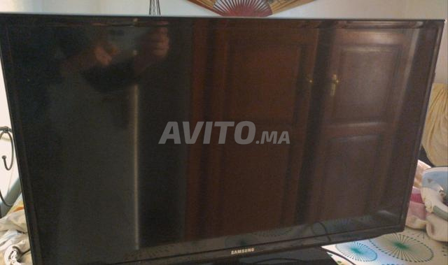 تلفاز سامسونج بتصميم عصري. HD 32 بوصة عادي