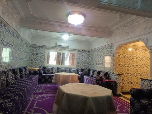 منزل فسيح مفروش مع محل تجاري بالطابق الأرضي