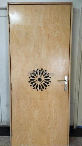 Porte en bois motif de mandala noir décoratif.