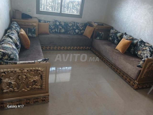 Salon marocain traditionnel en bois sculpté et tissu velours
