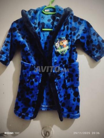 ملابس أطفال مستعملة نظيفة تمامًا