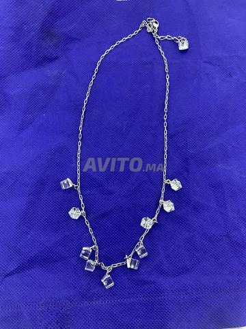 عقد بحجر كريم