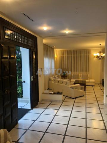 فيلا عصرية للبيع بالقرب من إبيريا، وسط المدينة