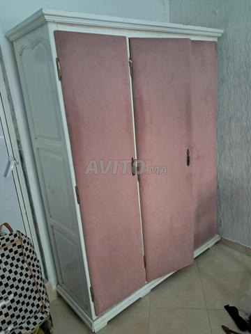 Placard en bois 3 portes couvert en rose bébé