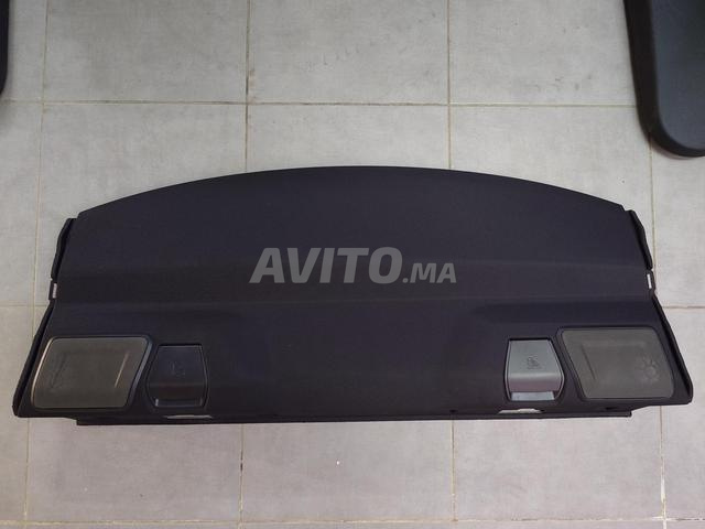 Plage arrière noire avec sorties de son BMW 4