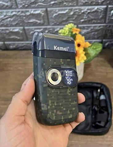 Machine originale pour le rasage professionnel des cheveux et de la barbe