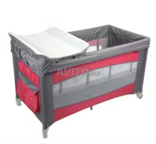 Lit bébé pliable rose avec accessoires