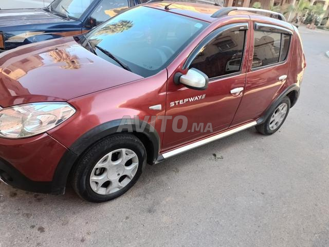 Voiture de type Dacia Sandero modèle 2011 en excellent état