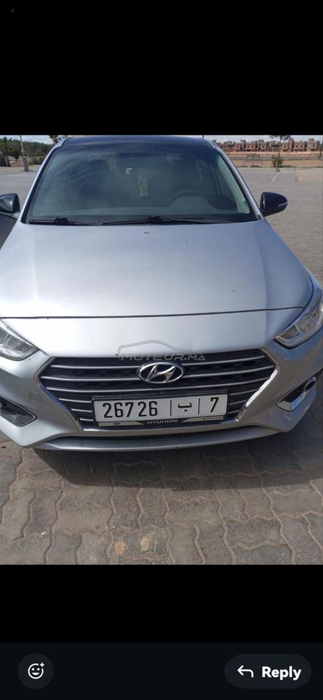 excellente voiture grise 