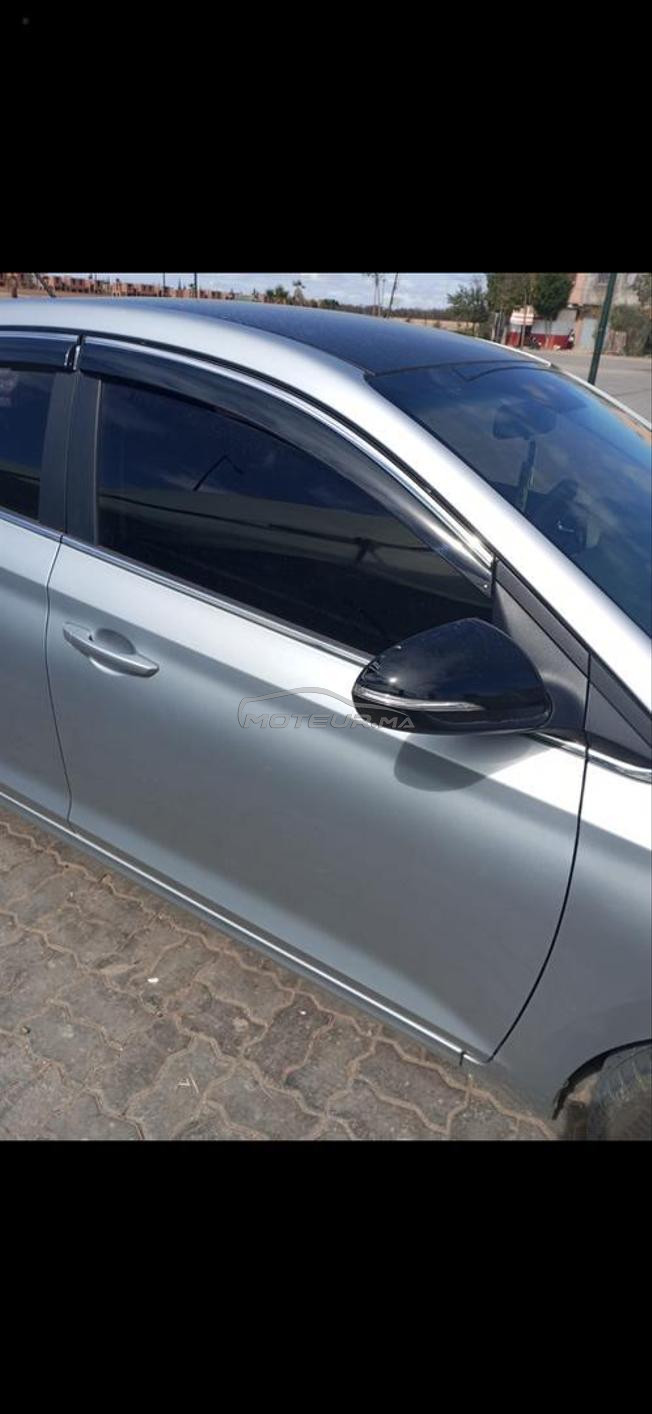 excellente voiture grise 