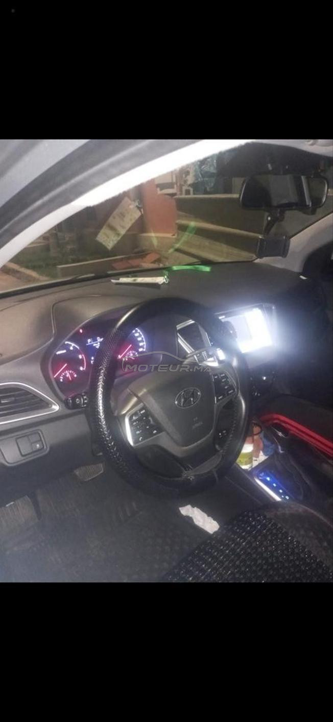 excellente voiture grise 