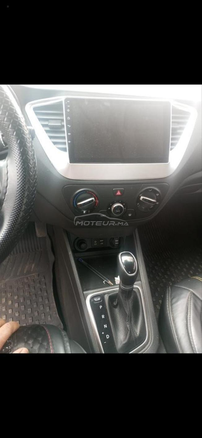 excellente voiture grise 