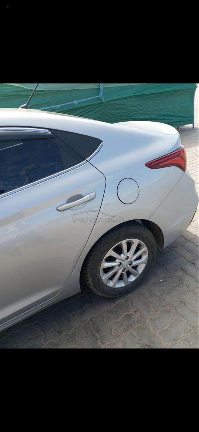 excellente voiture grise 