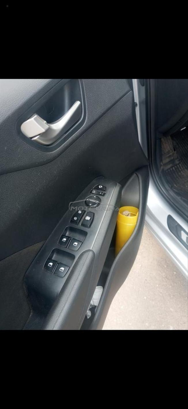 excellente voiture grise 