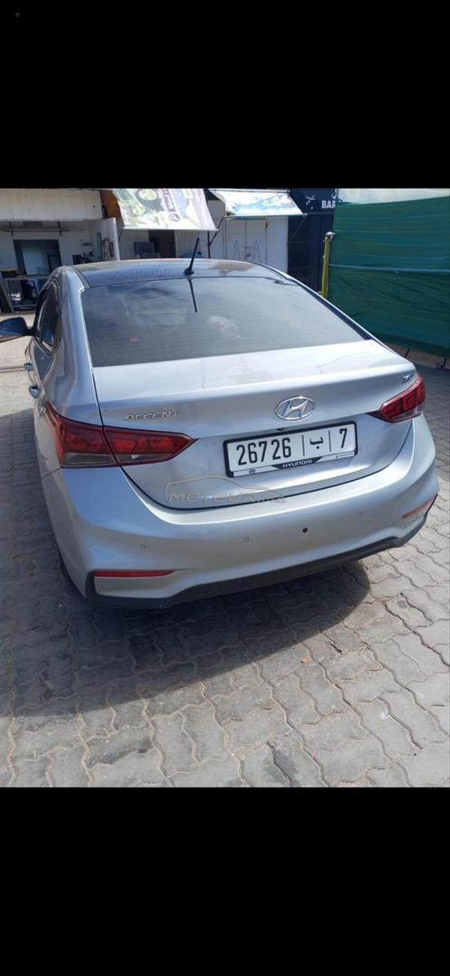 excellente voiture grise 