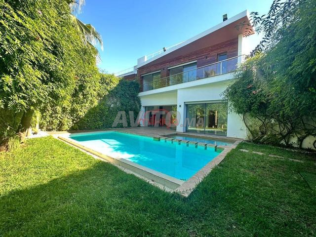 تأجير فيلا بمساحة 485 م2 في الدار البيضاء