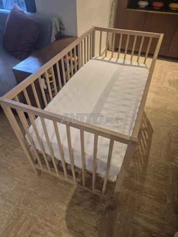 سرير أطفال IKEA SNIGLAR ، مرتبة ، و 2 غطاء