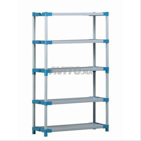 رفوف مع خلفية وجدران معدنية متوفرة - 2