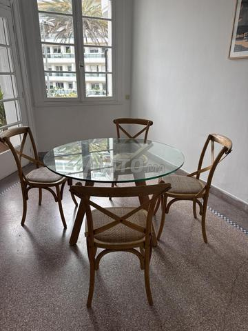 Salle à manger en bois naturel, plateau en verre