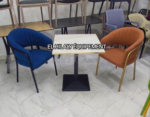 كراسي وطاولات للمقاهي