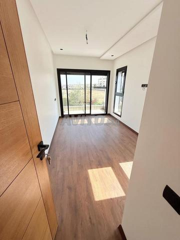 غرفة فندقية جديدة مع مسبح وغرفة تمرين