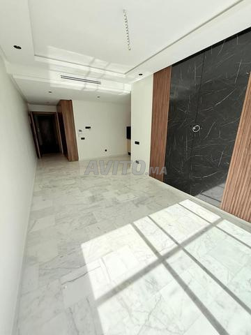 غرفة فندقية جديدة مع مسبح وغرفة تمرين