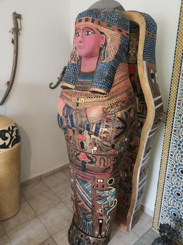 Sarcophage égyptien décoratif grandeur réel