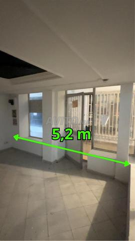 Local commercial de 21 mètres carrés avec mezzanine de la même superficie