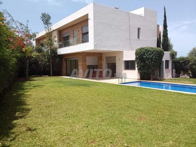 إيجار فيلا 7 غرف بمساحة 522 متر مربع في الدار البيضاء