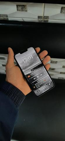 iPhone 13 normal en excellent état, prix négociable