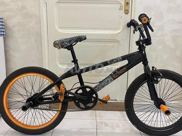 BMX robuste pour skatepark et figures.