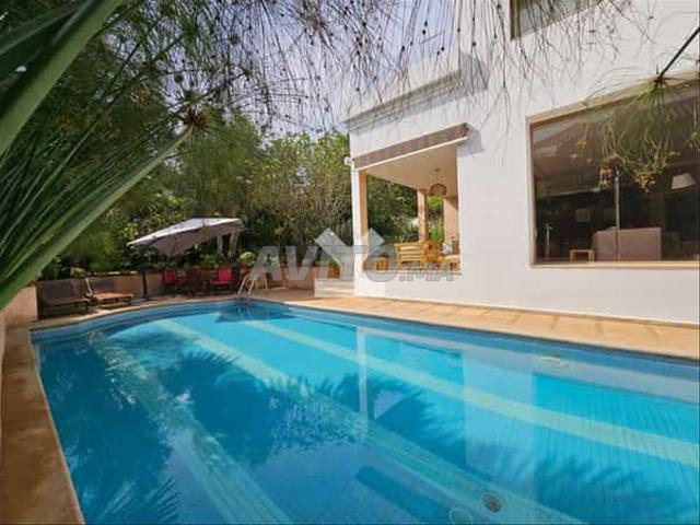 21570-بيع فيلا في الدار البيضاء الحي الهانك بمساحة 837 متر مربع